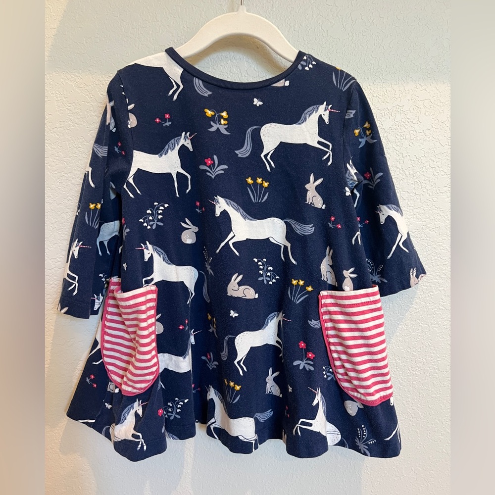 Mini Boden Cute Girls Striped Tunic Top with 2 front pockets.